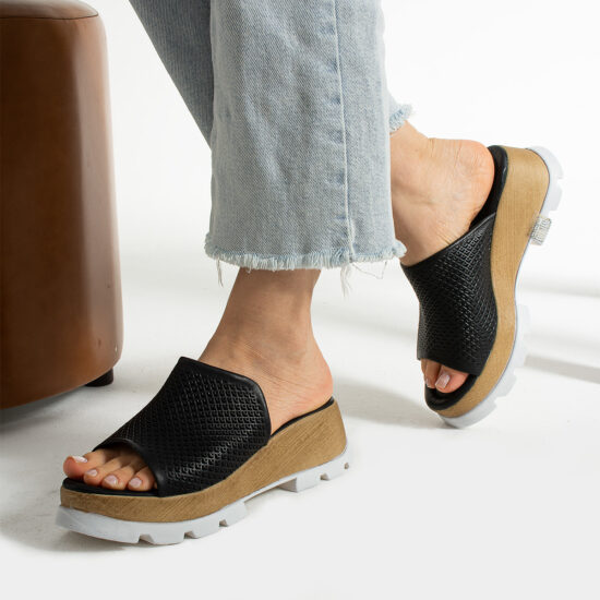 Черни чехли на платформа от естествена кожа / / Черни чехли на платформа от естествена кожа / /