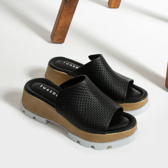 Черни чехли на платформа от естествена кожа / / Черни чехли на платформа от естествена кожа / /