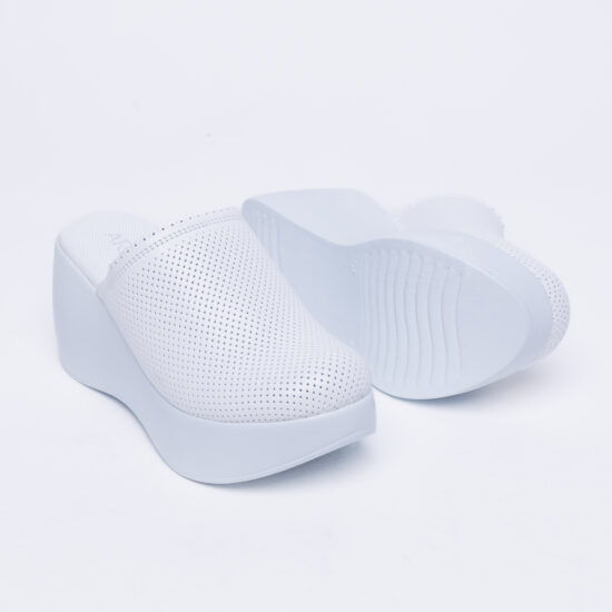 Бяло сабо на платформа от естествена кожа / / Бяло сабо на платформа от естествена кожа / /