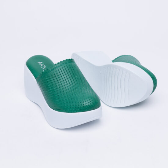 Зелено сабо на платформа от естествена кожа / / Зелено сабо на платформа от естествена кожа / /