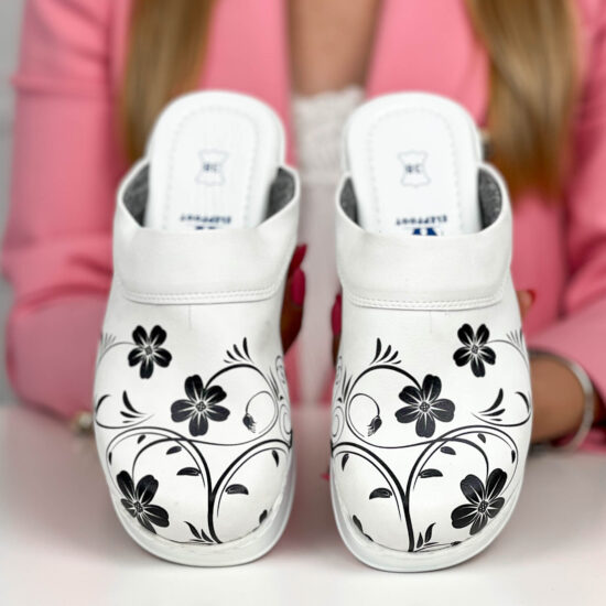 Бяло санитарно сабо със стелка от естествена кожа / /