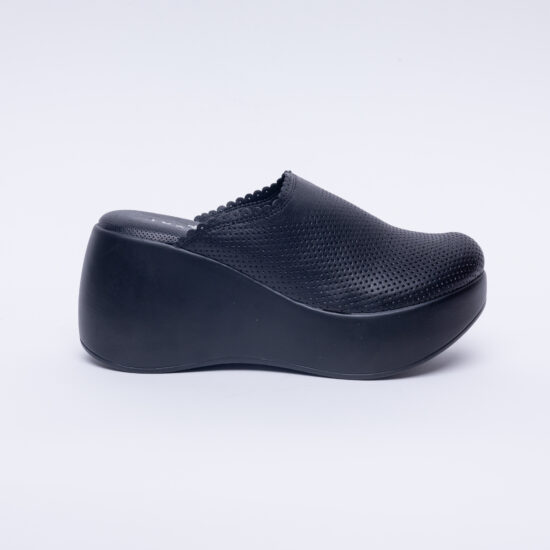 Дамско черно анатомично сабо от естествена кожа / /