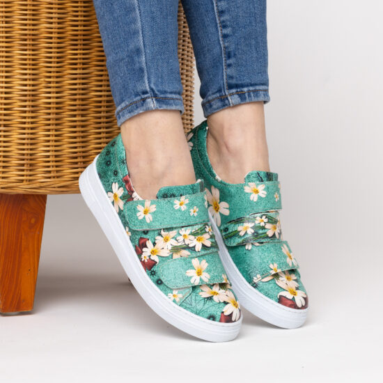 Дамски цветни кецове с оригинален дизайн / /