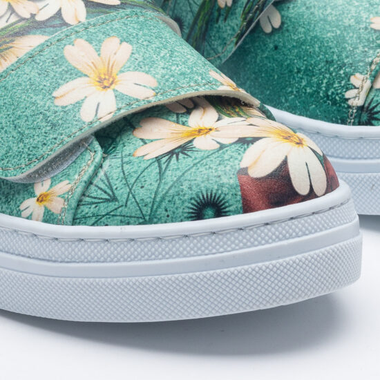 Дамски цветни кецове с оригинален дизайн / /