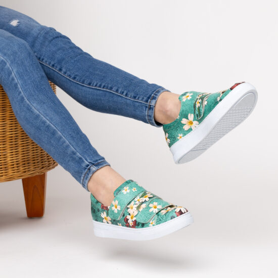 Дамски цветни кецове с оригинален дизайн / /