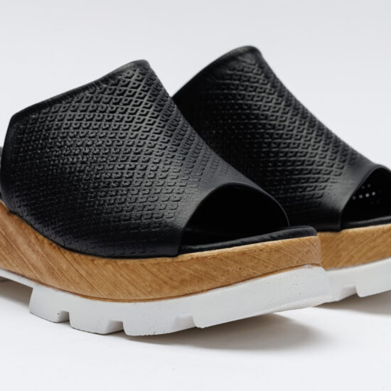 Черни чехли на платформа от естествена кожа / / Черни чехли на платформа от естествена кожа / /