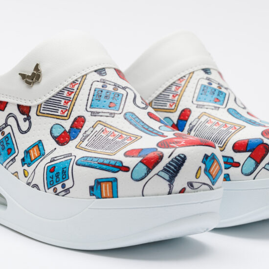 Медицинско сабо на платформа от еко кожа / / Медицинско сабо на платформа от еко кожа / /