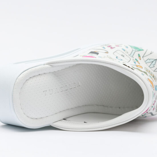 Медицинско сабо на платформа от еко кожа / / Медицинско сабо на платформа от еко кожа / /