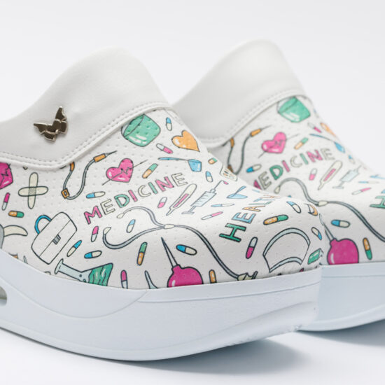 Медицинско сабо на платформа от еко кожа / / Медицинско сабо на платформа от еко кожа / /