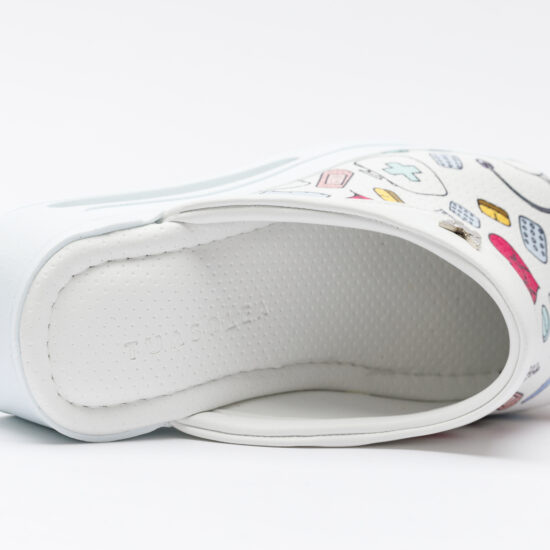 Медицинско сабо на платформа от еко кожа / / Медицинско сабо на платформа от еко кожа / /