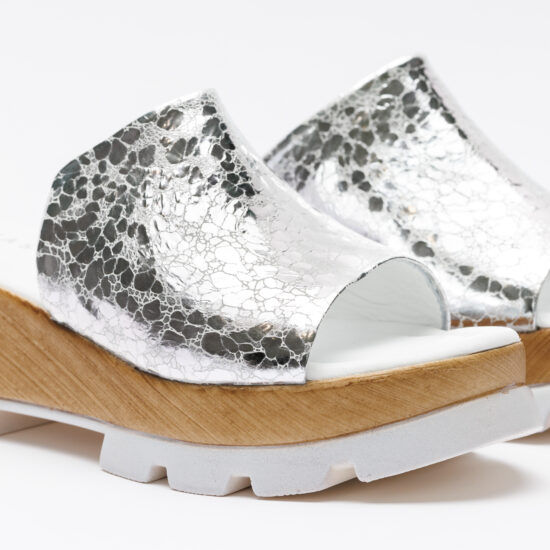 Сребристи чехли на платформа от естествена кожа / / Сребристи чехли на платформа от естествена кожа / /