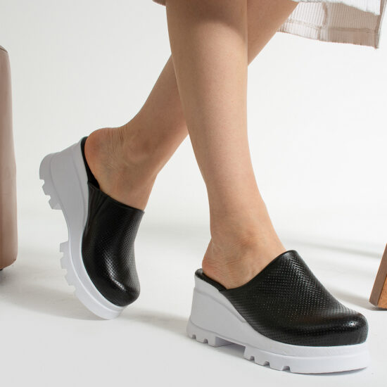 Анатомично кожено черно сабо на платформа / /