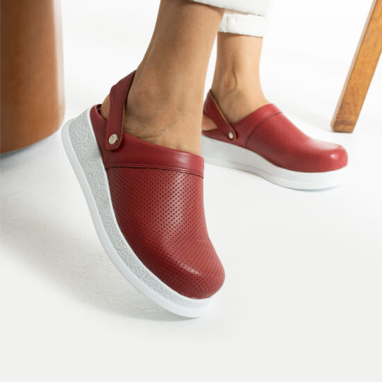 Професионално червено работно сабо с каишка / / Професионално червено работно сабо с каишка / /