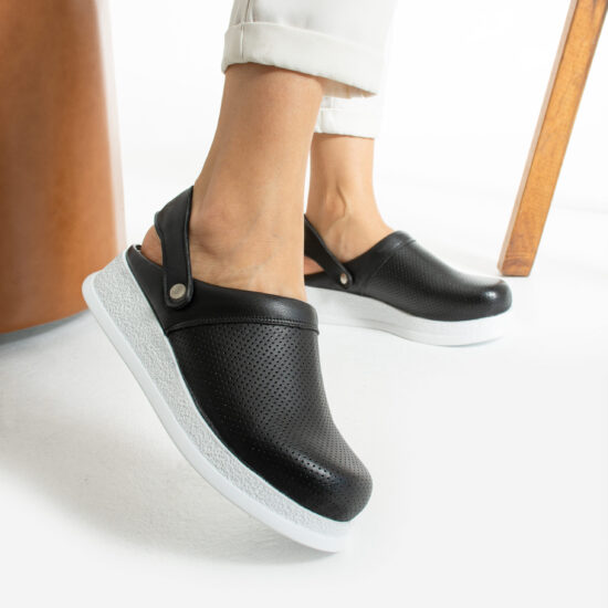 Професионално черно работно сабо с каишка / / Професионално черно работно сабо с каишка / /