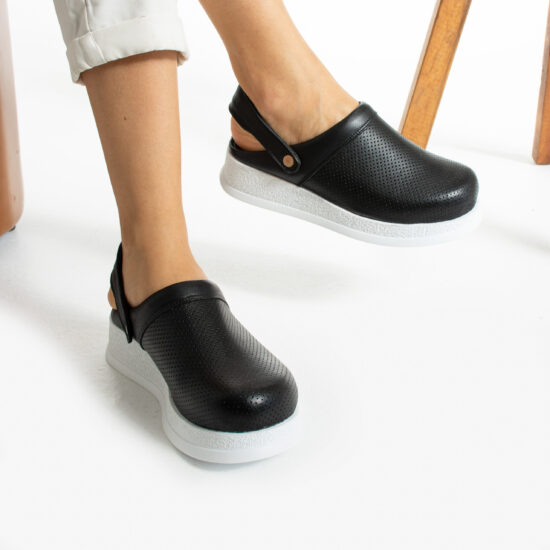 Професионално черно работно сабо с каишка / / Професионално черно работно сабо с каишка / /