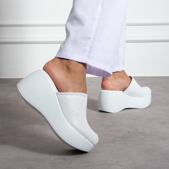 Бяло сабо на платформа от естествена кожа / / Бяло сабо на платформа от естествена кожа / /