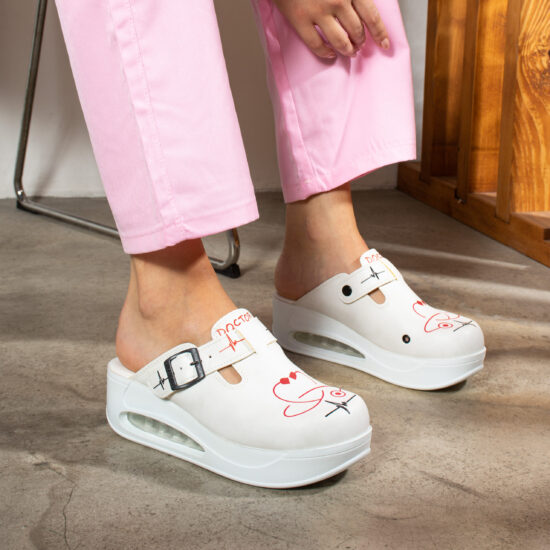 Дамско анатомично медицинско сабо на платформа / /