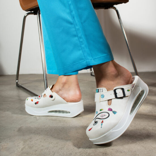 Дамско анатомично медицинско сабо на платформа / /