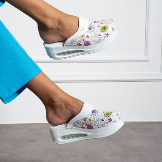 Кожено дамско сабо на платформа с принт на цветя / /