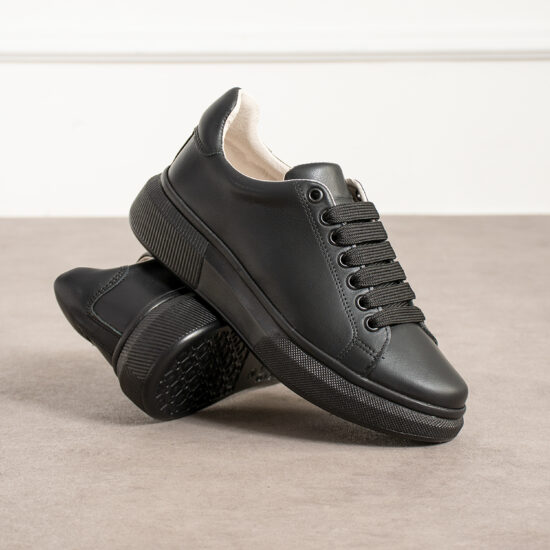 Олекотени дамски черни кецове от естествена кожа / / Олекотени дамски черни кецове от естествена кожа / /