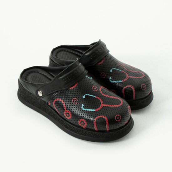 Черно медицинско сабо от естествена кожа с каишка / / Черно медицинско сабо от естествена кожа с каишка / /