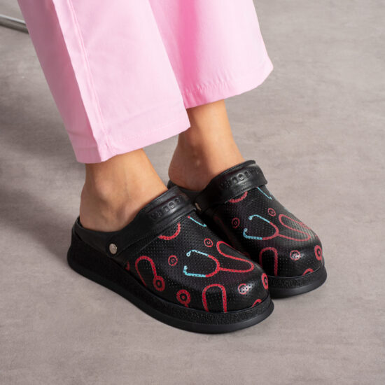 Черно медицинско сабо от естествена кожа с каишка / / Черно медицинско сабо от естествена кожа с каишка / /