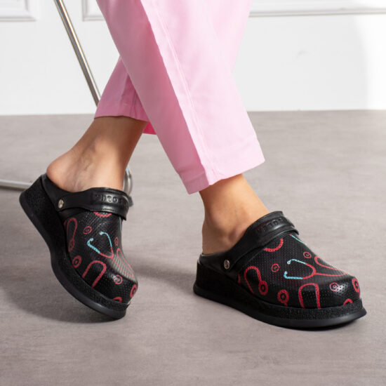 Черно медицинско сабо от естествена кожа с каишка / / Черно медицинско сабо от естествена кожа с каишка / /