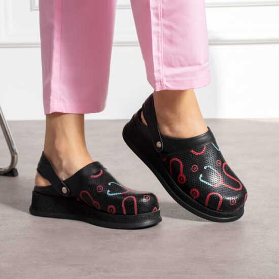 Черно медицинско сабо от естествена кожа с каишка / / Черно медицинско сабо от естествена кожа с каишка / /