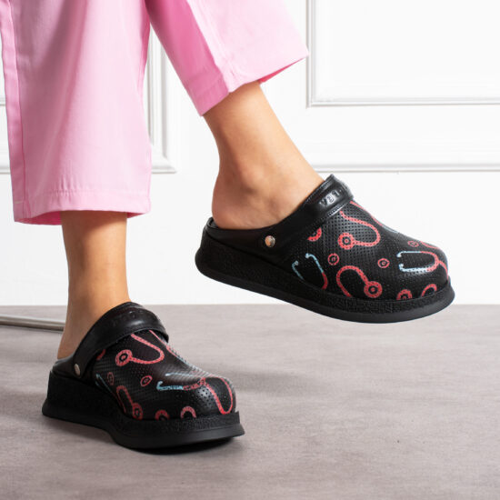 Черно медицинско сабо от естествена кожа с каишка / / Черно медицинско сабо от естествена кожа с каишка / /