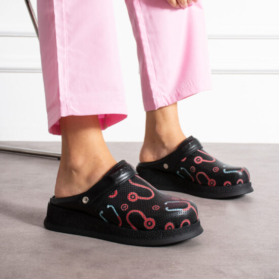 Черно медицинско сабо от естествена кожа с каишка / / Черно медицинско сабо от естествена кожа с каишка / /