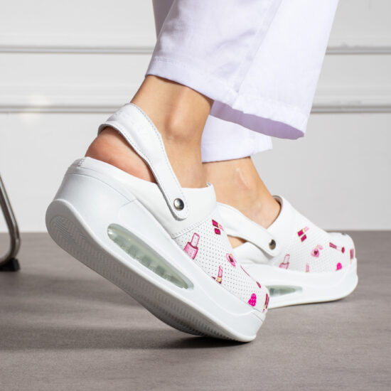 Анатомично кожено сабо на платформа с каишка / /