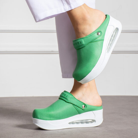 Анатомично кожено сабо на платформа с каишка / /