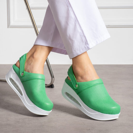 Анатомично кожено сабо на платформа с каишка / /