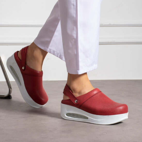 Анатомично кожено сабо на платформа с каишка / /