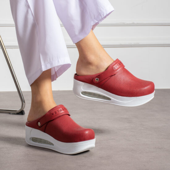 Анатомично кожено сабо на платформа с каишка / /