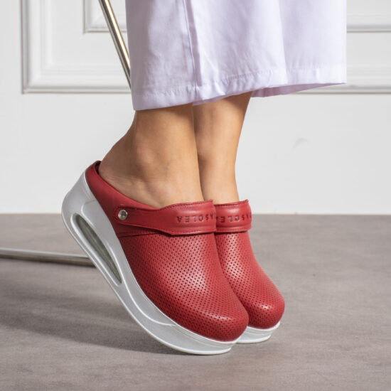 Анатомично кожено сабо на платформа с каишка / /