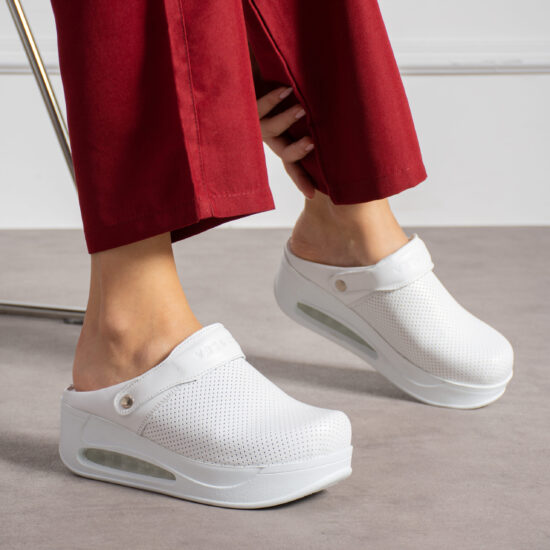 Анатомично кожено сабо на платформа с каишка / /