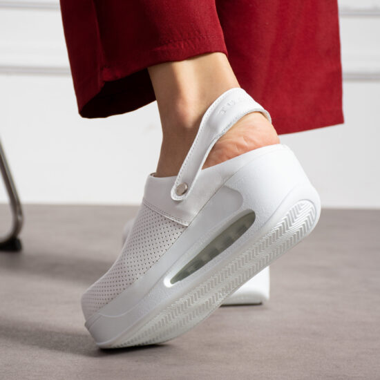 Анатомично кожено сабо на платформа с каишка / /