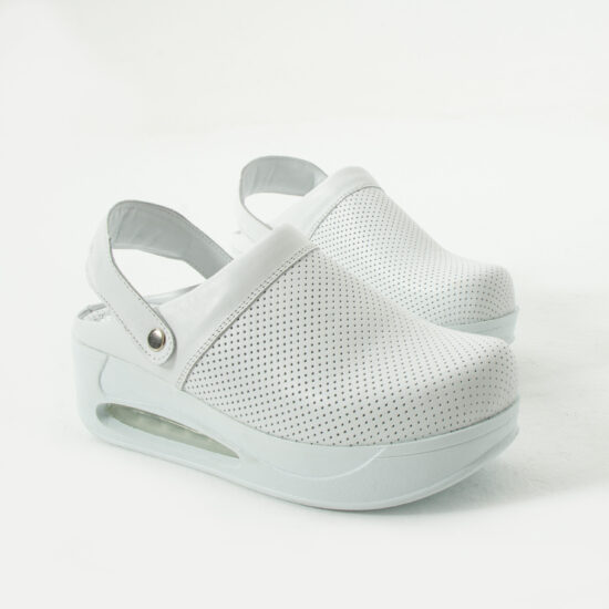 Анатомично кожено сабо на платформа с каишка / /