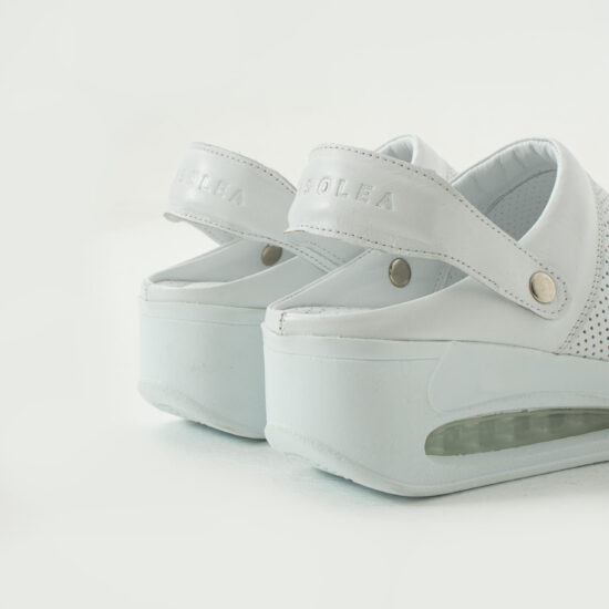 Анатомично кожено сабо на платформа с каишка / /