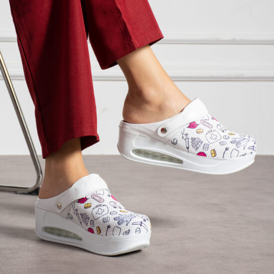 Анатомично кожено сабо на платформа с каишка / /