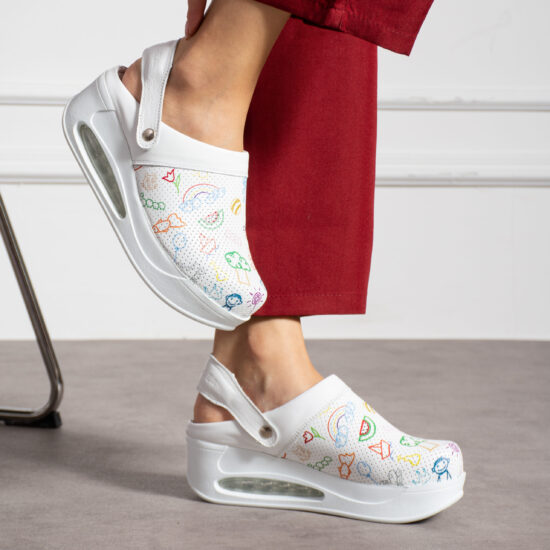 Анатомично кожено сабо на платформа с каишка / /