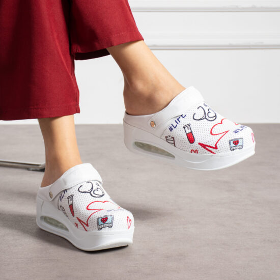 Анатомично кожено сабо на платформа с каишка / /