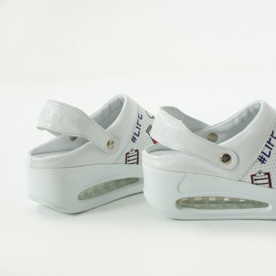 Анатомично кожено сабо на платформа с каишка / /