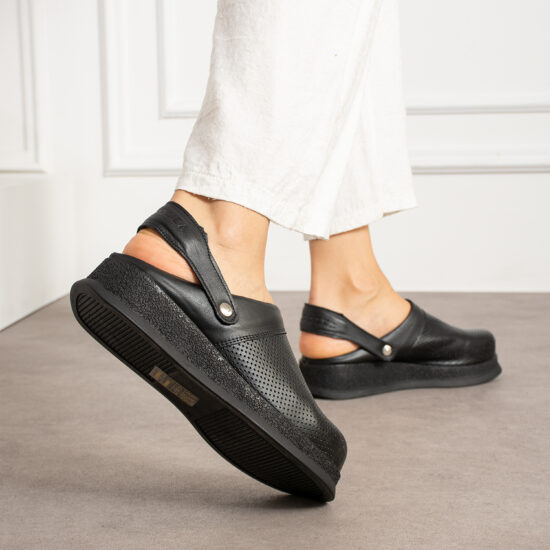 Професионално черно работно сабо с каишка / /