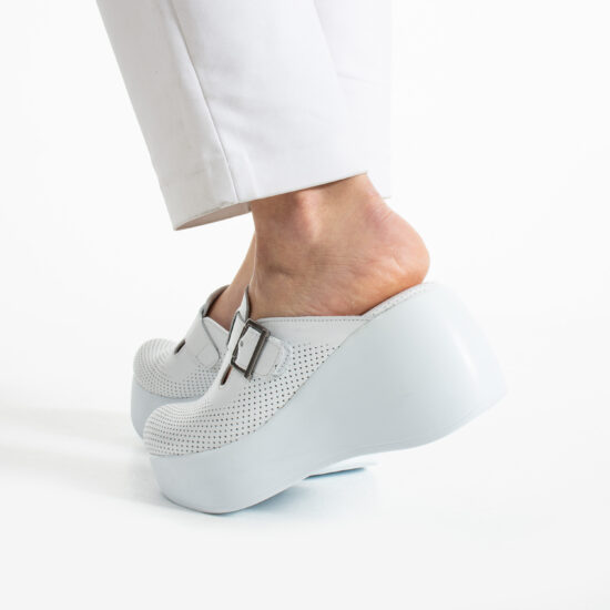 Дамско бяло анатомично сабо на висока платформа от естествена кожа / / Дамско бяло анатомично сабо на висока платформа от естествена кожа / /