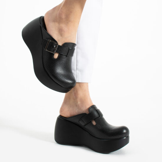 Дамско черно анатомично сабо на висока платформа от естествена кожа / /