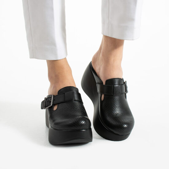 Дамско черно анатомично сабо на висока платформа от естествена кожа / /