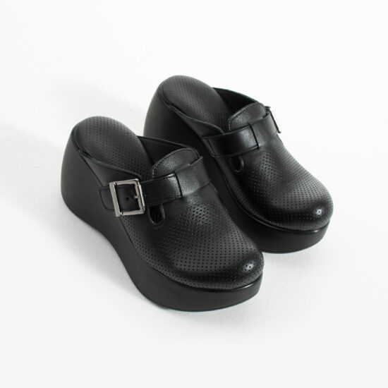 Дамско черно анатомично сабо на висока платформа от естествена кожа / /