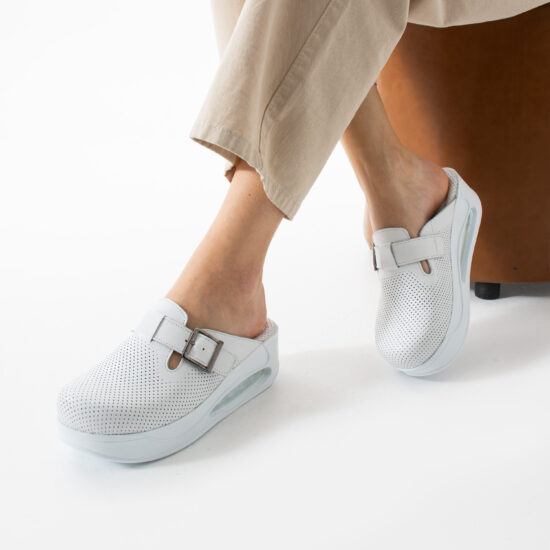 Бели анатомични чехли от естествена кожа на платформа / /